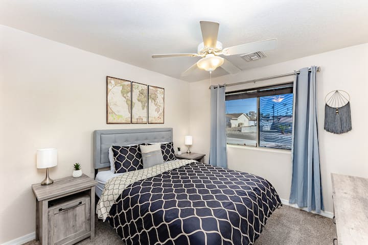 Спална соба 1: брачен кревет (широк 180 - 200 см