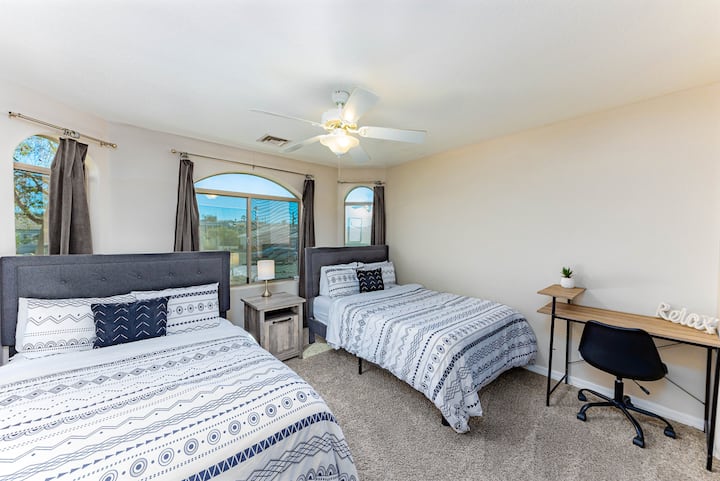 Два полни кревета со биро