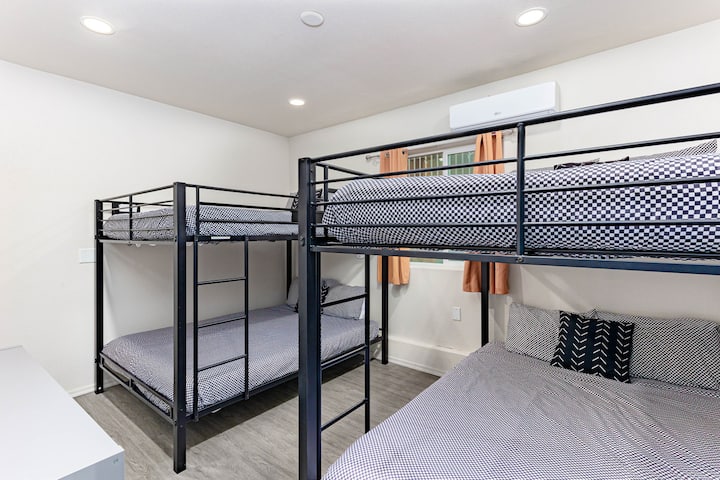 Два брачни кревета на спрат со телевизор