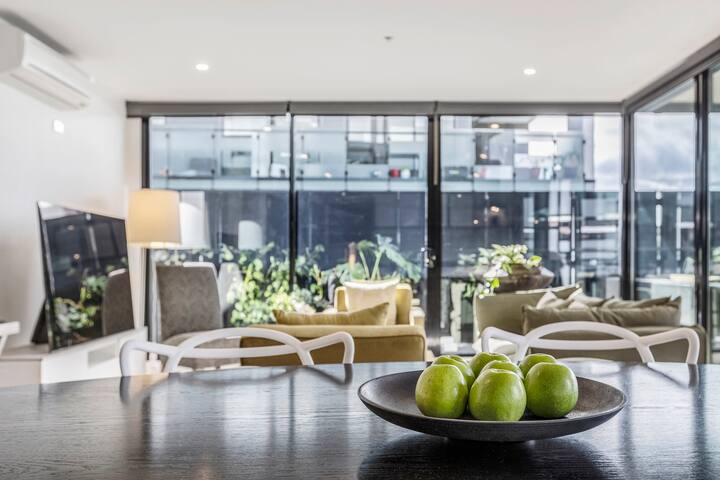 The Residence • 6BR + 4 Car Park Riverside Getaway gallery image 5