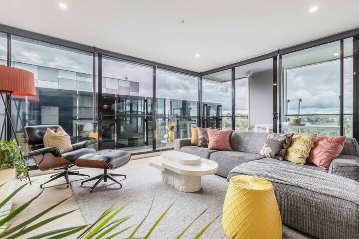 The Residence • 6BR + 4 Car Park Riverside Getaway gallery image 3