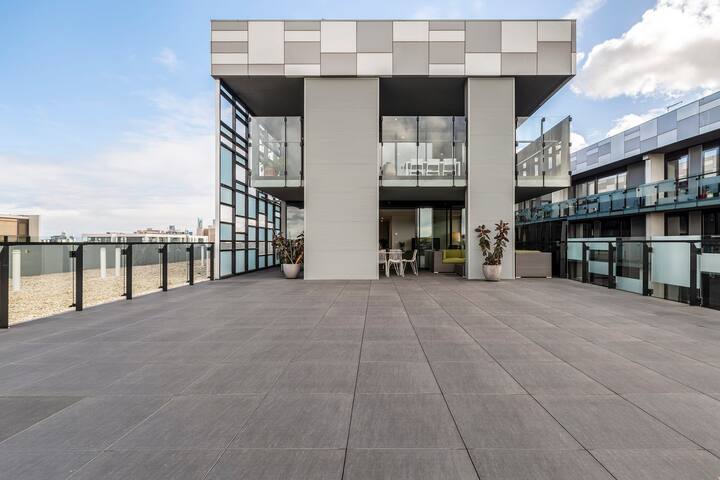 The Residence • 6BR + 4 Car Park Riverside Getaway