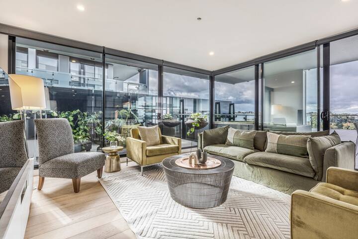 The Residence • 6BR + 4 Car Park Riverside Getaway gallery image 2