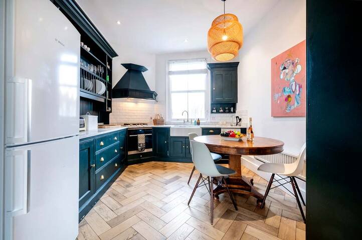 The Chelsea Flower 2 bed -by Out of Office Lifesty gallery image 2