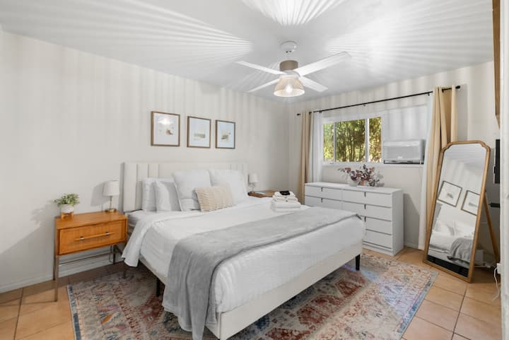 Привлечна и удобна спална соба со удобна постелнина за мирен ноќен сон.