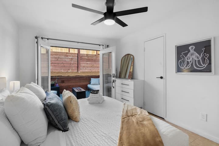 Светла спална соба со пристап до двор