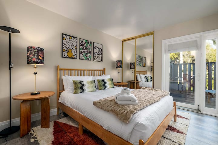 ห้องนอน 2 (เตียงควีนไซส์ ทีวี ที่เก็บเสื้อผ้า ระเบียง)