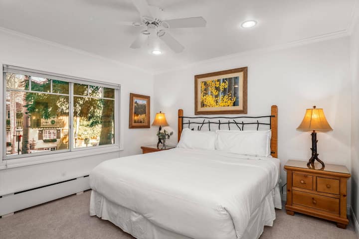 בחדר השינה של האורחים יש מיטת קינג סייז.