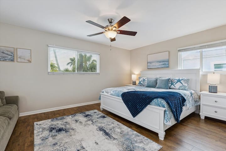 Hosťovská spálňa má mäkkú posteľ King a mäkké pobrežné tóny pre relaxačný pobyt.