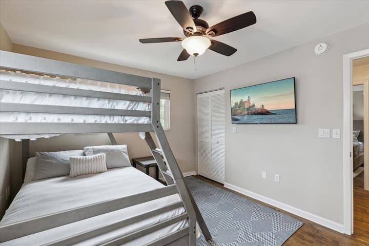 Hosťovská spálňa s poschodovou posteľou – ideálna pre deti!