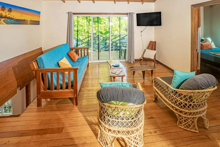 3 BR home with pool, deck & tropical garden gallery image 3