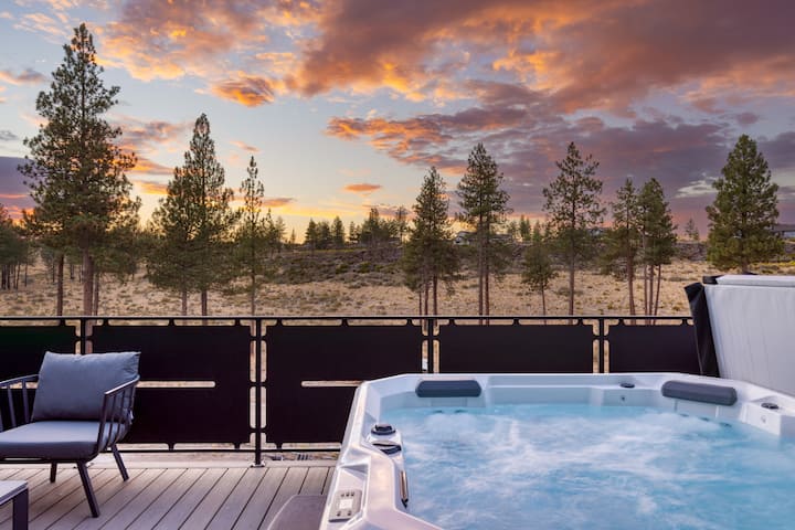 1135 Aerie Buyout | 2 Units W/ Hot Tub - Bend, OR