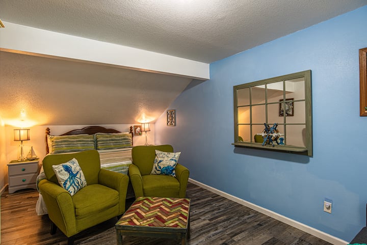 Maestro de segundo tipo con asientos y cortina de privacidad fuera de la pasarela desde la sala de estar.