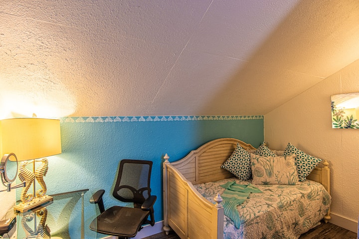 Escritorio y sofá cama con nido desde la sala de estar.