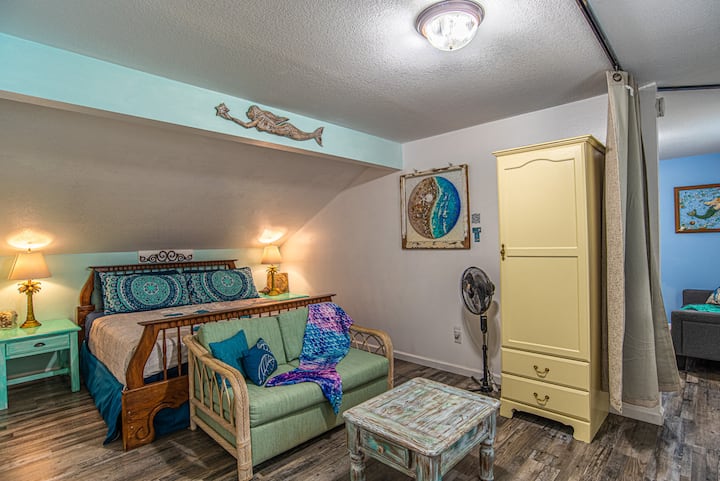 El primer rey domina fuera de la sala de estar, dividido por una cortina de privacidad.