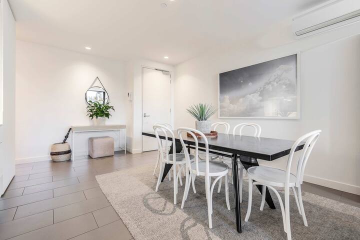 RARE 4BR Dual Apartment Escape Near Shrine & CBD gallery image 5