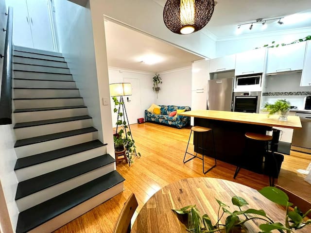Stylish 2-Level Loft, AC, Parking, Walk CBD & Fort