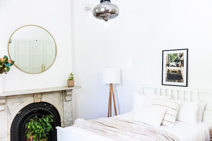 Napoleon, 2 min to Gertrude St gallery image 2