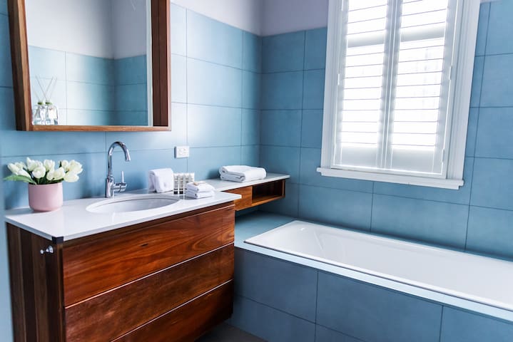 Napoleon, 2 min to Gertrude St gallery image 4