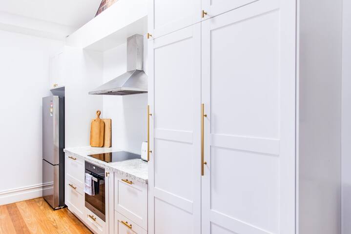 Napoleon, 2 min to Gertrude St gallery image 5