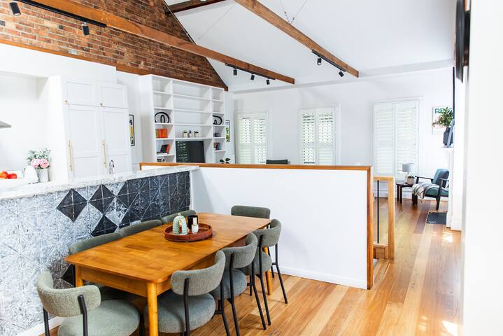 Napoleon, 2 min to Gertrude St gallery image 3