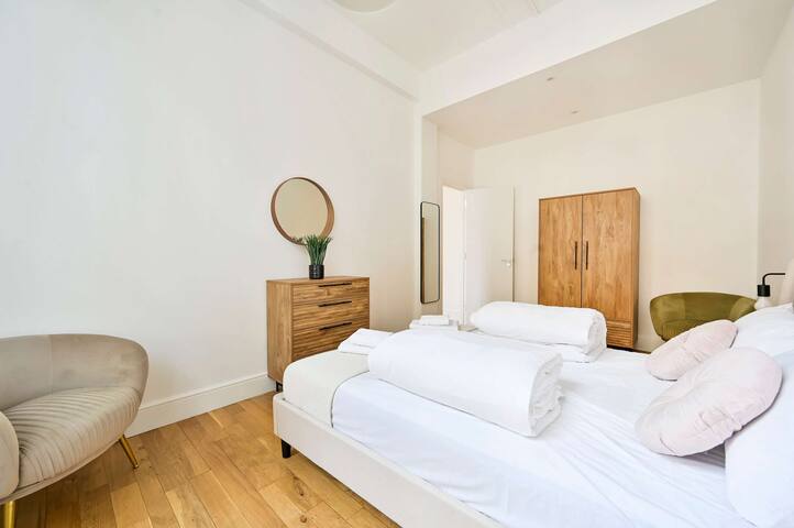 Magnificent 2 Bed Fitzrovia Apartment gallery image 5
