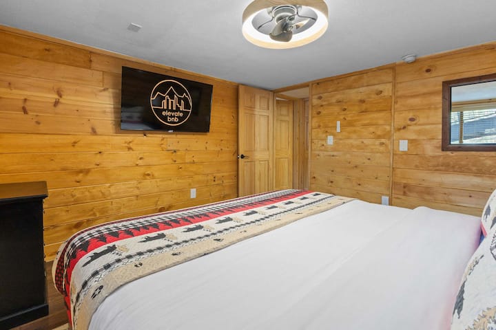 Спалнята с двойно легло king size има голям HD телевизор.