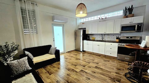 Top Airbnb: Coastal Charm near beaches & bars, A/C & fast WiFi in Puerto Real