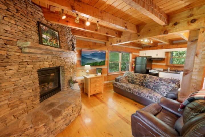 Sebule yenye starehe iliyo na meko, televisheni na kochi la kukunja.