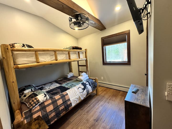 ห้องนอน #3- เตียงใหญ่ + เตียงเดี่ยวนอนได้ 3 คน