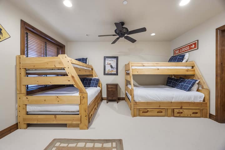 غرفة نوم 3: سريران مزدوجان بطابقين، حمام داخلي، طابق سفلي