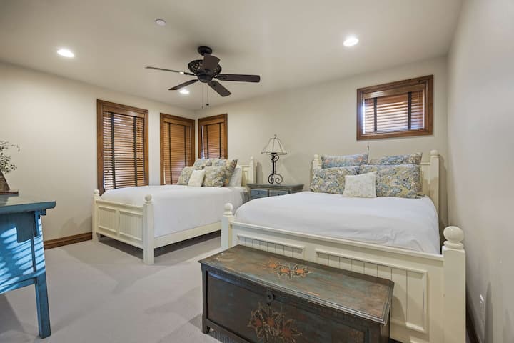 غرفة النوم 5: سريران كبيران، حمام داخلي، الطابق السفلي