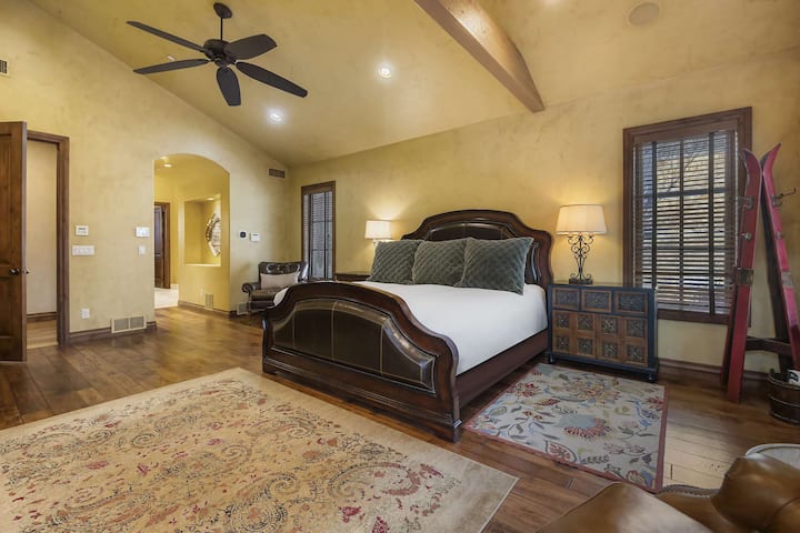 غرفة النوم 1: سرير كبير، حمام داخلي، الطابق الرئيسي