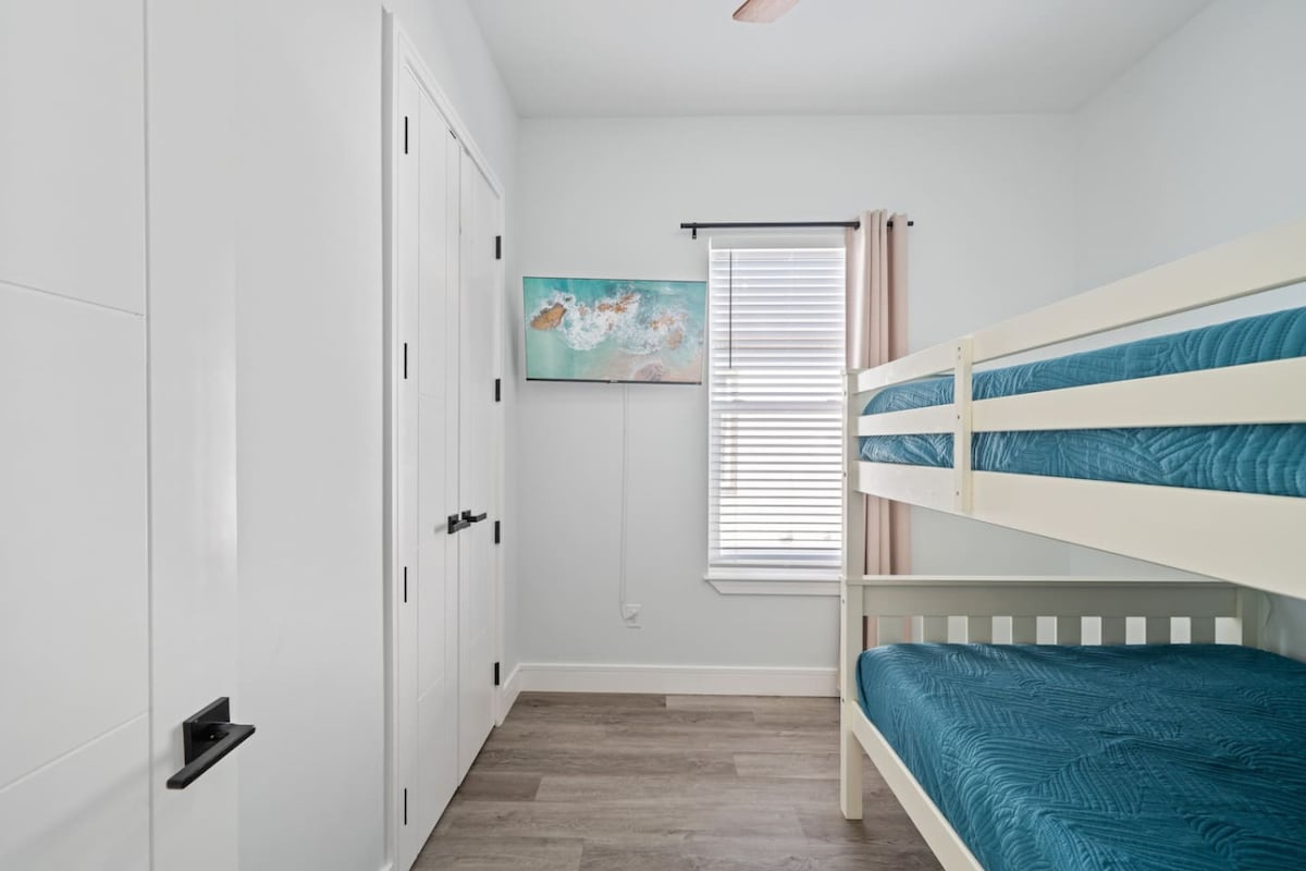 Plne vybavené poschodové postele na poschodí s veľkým inteligentným televízorom