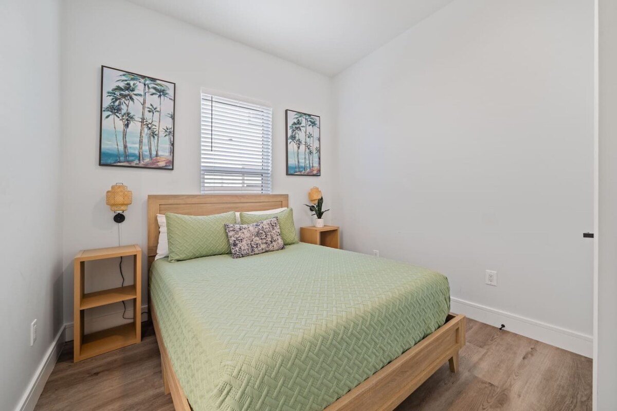 Spálňa s manželskou posteľou sa nachádza na prízemí v bývaní.