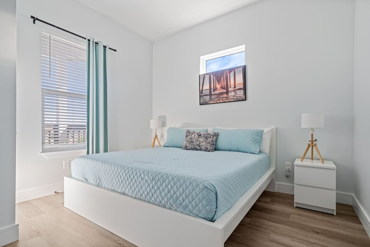 Hlavná spálňa s manželskou posteľou King na poschodí 