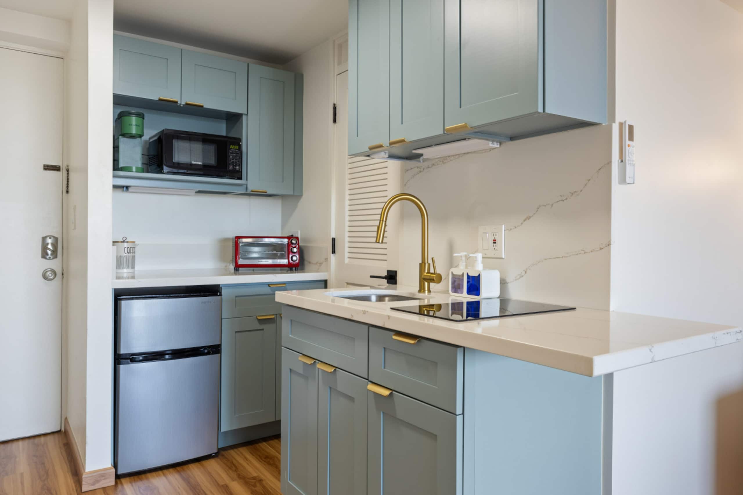 Mountain and Ocean Views Studio - Image 9