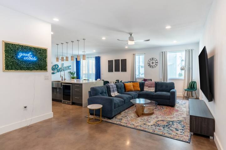 Huge 5BR Gem w/ Hot Tub – Near Downtown gallery image 2