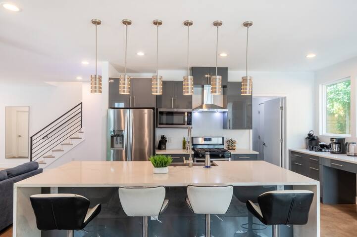 Huge 5BR Gem w/ Hot Tub – Near Downtown gallery image 3