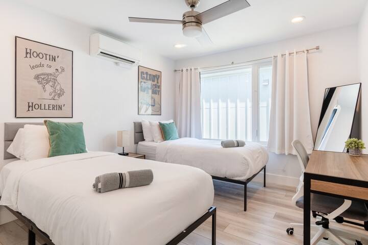 Huge 5BR Gem w/ Hot Tub – Near Downtown gallery image 5