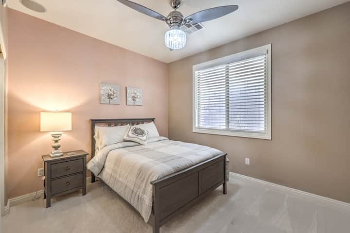 Спална соба 3 со брачен кревет (широк 125 - 149 см)