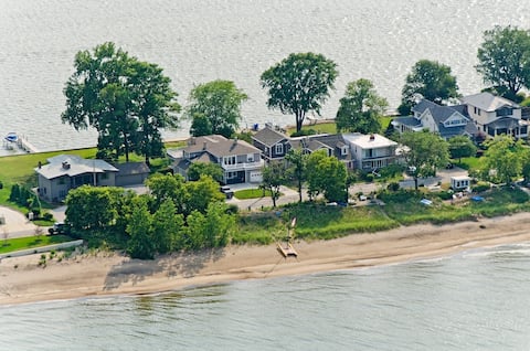 Beachfront 5 BR 2miles Great for Spring and Summer