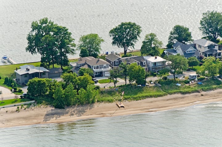 Beachfront 5 BR 2miles Great for Spring and Summer
