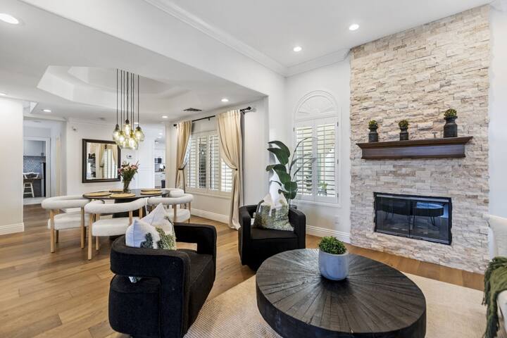 Luxe Las Vegas Villa: Pickleball & Heated Pool Fun gallery image 4