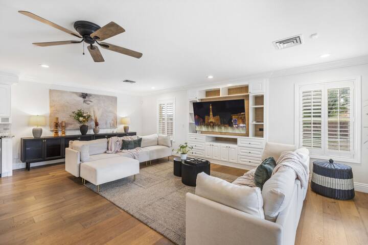 Luxe Las Vegas Villa: Pickleball & Heated Pool Fun gallery image 3