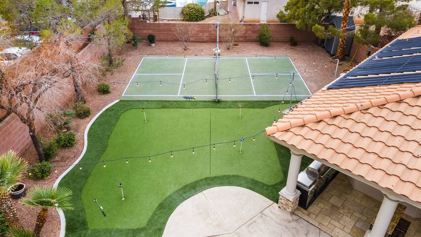 Luxe Las Vegas Villa: Pickleball & Heated Pool Fun gallery image 2