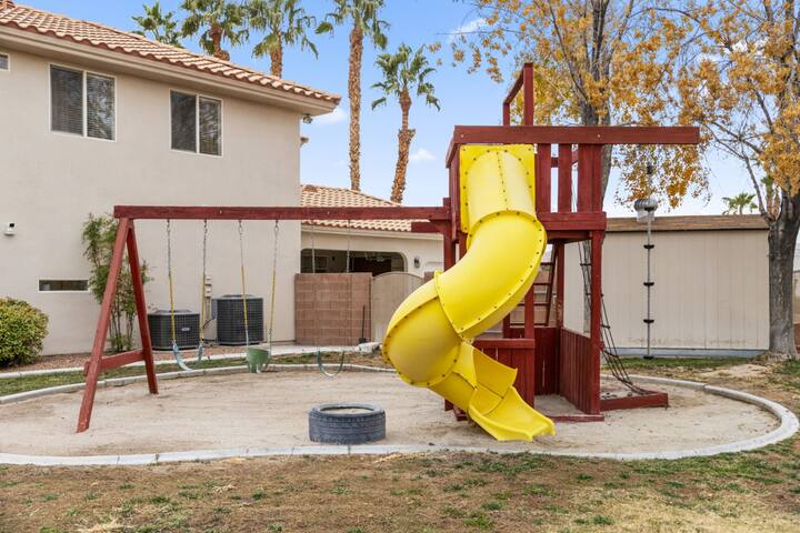 Luxe Las Vegas Villa: Pickleball & Heated Pool Fun gallery image 5