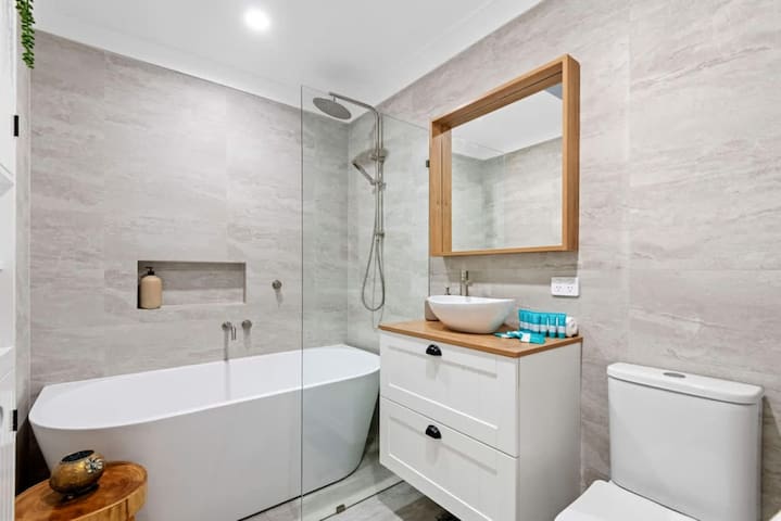 Coastal Retreat Modern Home in Scarborough gallery image 3