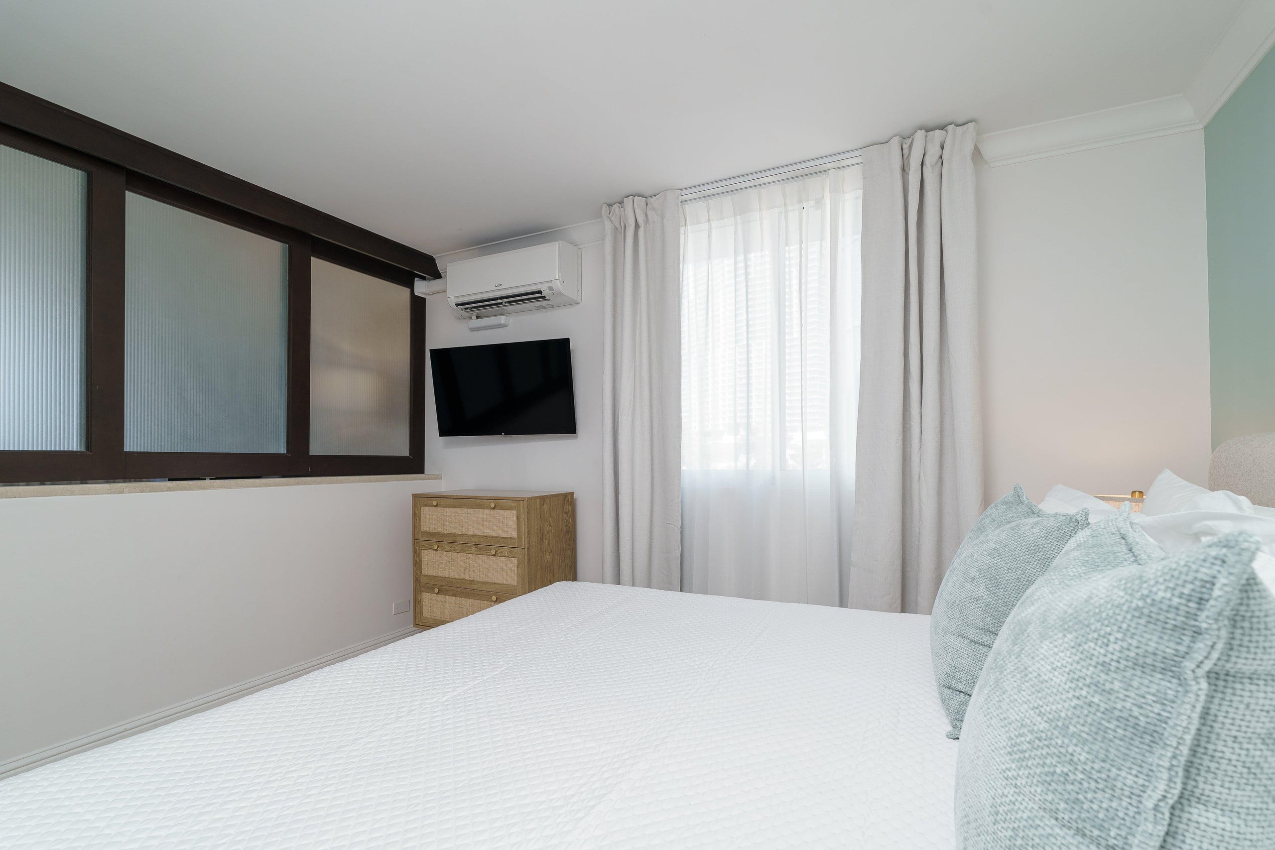 Condo in Honolulu · ★4.85 · 2 bedrooms · 3 beds · 1 bath - Image 3