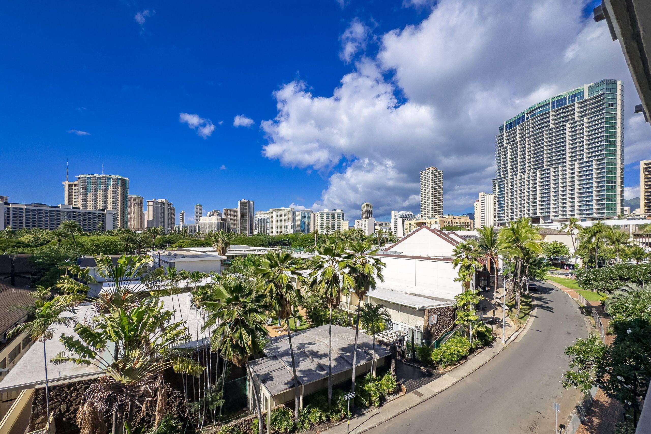 Condo in Honolulu · ★4.85 · 2 bedrooms · 3 beds · 1 bath - Image 31